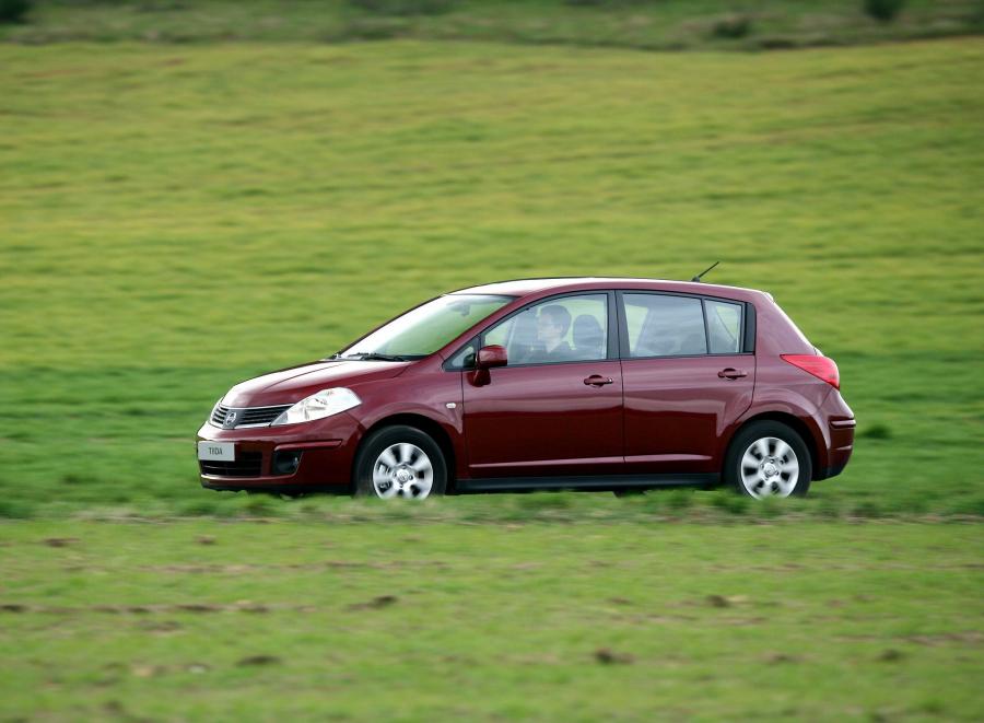  Nissan Tiida Hatchback 2004 года  (фото 2 из 8)